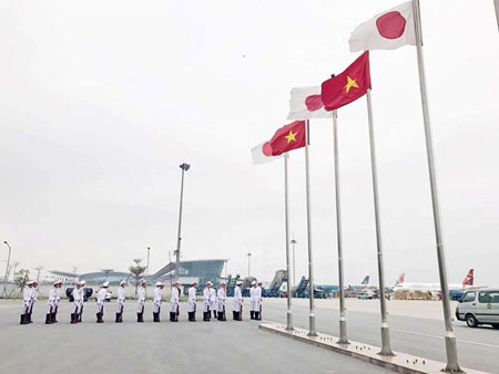 Lễ đón Thủ tướng Abe tại sân bay Nội Bài.